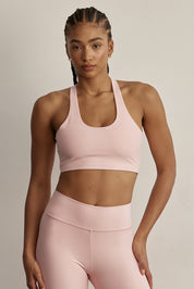 לתשומת לבך - בתמונה של אדל, הגוון יכול להיראות מעט שונה בגלל התאורה.ADEL'S WORLDטופ מבד 4 כיוונים, הבד המתקדם ביותר שלנו המאופיין באלסטיות ניכרת לאורך כל ארבעת הצירים הראשיים, הבגד עוקב בצורה מושלמת אחר תנועות הגוף ומבטיח חופש פעולה מירבי.הטופ עם אלמנט חיתוך לייזר בצורת לב בגב.הטופ כולל אלמנט של ריפוד נשלף.לוגו Z בחלק האחורי.גוון ורוד.המלצת יועצת המידות: אם את בין מידות, מומלץ לרכוש את המידה הקטנה יותר. 