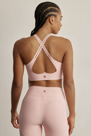 לתשומת לבך - בתמונה של אדל, הגוון יכול להיראות מעט שונה בגלל התאורה.ADEL'S WORLDטופ מבד 4 כיוונים, הבד המתקדם ביותר שלנו המאופיין באלסטיות ניכרת לאורך כל ארבעת הצירים הראשיים, הבגד עוקב בצורה מושלמת אחר תנועות הגוף ומבטיח חופש פעולה מירבי.הטופ עם אלמנט חיתוך לייזר בצורת לב בגב.הטופ כולל אלמנט של ריפוד נשלף.לוגו Z בחלק האחורי.גוון ורוד.המלצת יועצת המידות: אם את בין מידות, מומלץ לרכוש את המידה הקטנה יותר. 