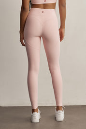 ADEL'S WORLDטייץ מבד 4 כיוונים, הבד המתקדם ביותר שלנו המאופיין באלסטיות ניכרת לאורך כל ארבעת הצירים הראשיים, הבגד עוקב בצורה מושלמת אחר תנועות הגוף ומבטיח חופש פעולה מירבי.טייץ ארוך עם חגורת אמצע.בחלק האחורי של הפריט ישנם פסים המדמים צורה של לב.לוגו Z בחגורת הטייץ בחלק האחורי.גוון ורוד.