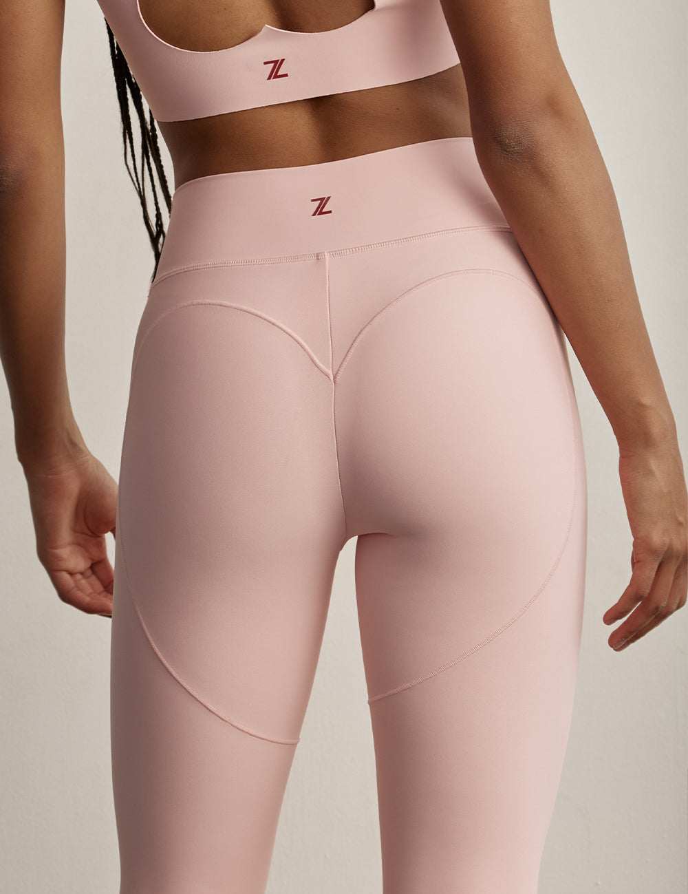 ADEL'S WORLDטייץ מבד 4 כיוונים, הבד המתקדם ביותר שלנו המאופיין באלסטיות ניכרת לאורך כל ארבעת הצירים הראשיים, הבגד עוקב בצורה מושלמת אחר תנועות הגוף ומבטיח חופש פעולה מירבי.טייץ ארוך עם חגורת אמצע.בחלק האחורי של הפריט ישנם פסים המדמים צורה של לב.לוגו Z בחגורת הטייץ בחלק האחורי.גוון ורוד.