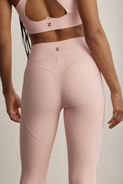 ADEL'S WORLDטייץ מבד 4 כיוונים, הבד המתקדם ביותר שלנו המאופיין באלסטיות ניכרת לאורך כל ארבעת הצירים הראשיים, הבגד עוקב בצורה מושלמת אחר תנועות הגוף ומבטיח חופש פעולה מירבי.טייץ ארוך עם חגורת אמצע.בחלק האחורי של הפריט ישנם פסים המדמים צורה של לב.לוגו Z בחגורת הטייץ בחלק האחורי.גוון ורוד.