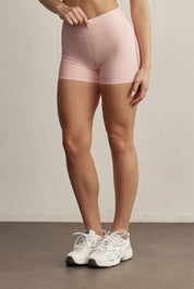 ADEL'S WORLDשורט מבד 4 כיוונים, הבד המתקדם ביותר שלנו המאופיין באלסטיות ניכרת לאורך כל ארבעת הצירים הראשיים, הבגד עוקב בצורה מושלמת אחר תנועות הגוף ומבטיח חופש פעולה מירבי.שורט קצר עם חגורת אמצע.לוגו Z בחגורת הטייץ בחלק האחורי.גוון ורוד עם פסים בגוון אדום בחלק האחורי של הפריט.