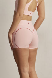 ADEL'S WORLDשורט מבד 4 כיוונים, הבד המתקדם ביותר שלנו המאופיין באלסטיות ניכרת לאורך כל ארבעת הצירים הראשיים, הבגד עוקב בצורה מושלמת אחר תנועות הגוף ומבטיח חופש פעולה מירבי.שורט קצר עם חגורת אמצע.לוגו Z בחגורת הטייץ בחלק האחורי.גוון ורוד עם פסים בגוון אדום בחלק האחורי של הפריט.