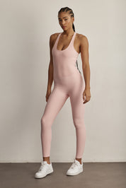 ADEL'S WORLDאוברול מבד 4 כיוונים, הבד המתקדם ביותר שלנו המאופיין באלסטיות ניכרת לאורך כל ארבעת הצירים הראשיים, הבגד עוקב בצורה מושלמת אחר תנועות הגוף ומבטיח חופש פעולה מירבי.האוברול עם אלמנט חיתוך לייזר בצורת לב בגב.האוברול עם שכבה פנימית באזור החזה וריפוד נשלף.לוגו Z בחלק האחורי.גוון ורוד.