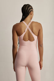 ADEL'S WORLDאוברול מבד 4 כיוונים, הבד המתקדם ביותר שלנו המאופיין באלסטיות ניכרת לאורך כל ארבעת הצירים הראשיים, הבגד עוקב בצורה מושלמת אחר תנועות הגוף ומבטיח חופש פעולה מירבי.האוברול עם אלמנט חיתוך לייזר בצורת לב בגב.האוברול עם שכבה פנימית באזור החזה וריפוד נשלף.לוגו Z בחלק האחורי.גוון ורוד.