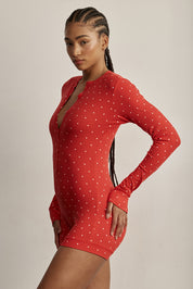 ADEL'S WORLD אוברול קצר מפסי ריב מנוקד לנשיםאוברול מחמיא ונשי בגזרת שורטס, עשוי בד ריב רך ונעים למגע. העיצוב כולל שרוולים ארוכים, הדפס נקודות עדין וכפתורים קדמיים המאפשרים התאמה אישית של המפתח. הגזרה הצמודה מדגישה את קווי הגוף ויוצרת לוק אלגנטי עם קריצה יומיומית.מושלם ללבישה בבית או לבילוי קז’ואל.שרוולים ארוכים.כפתורים קדמיים.הדפס נקודות ורוד על בסיס גוון אדום.אורך קצר וללא טיקטקים או פתח.