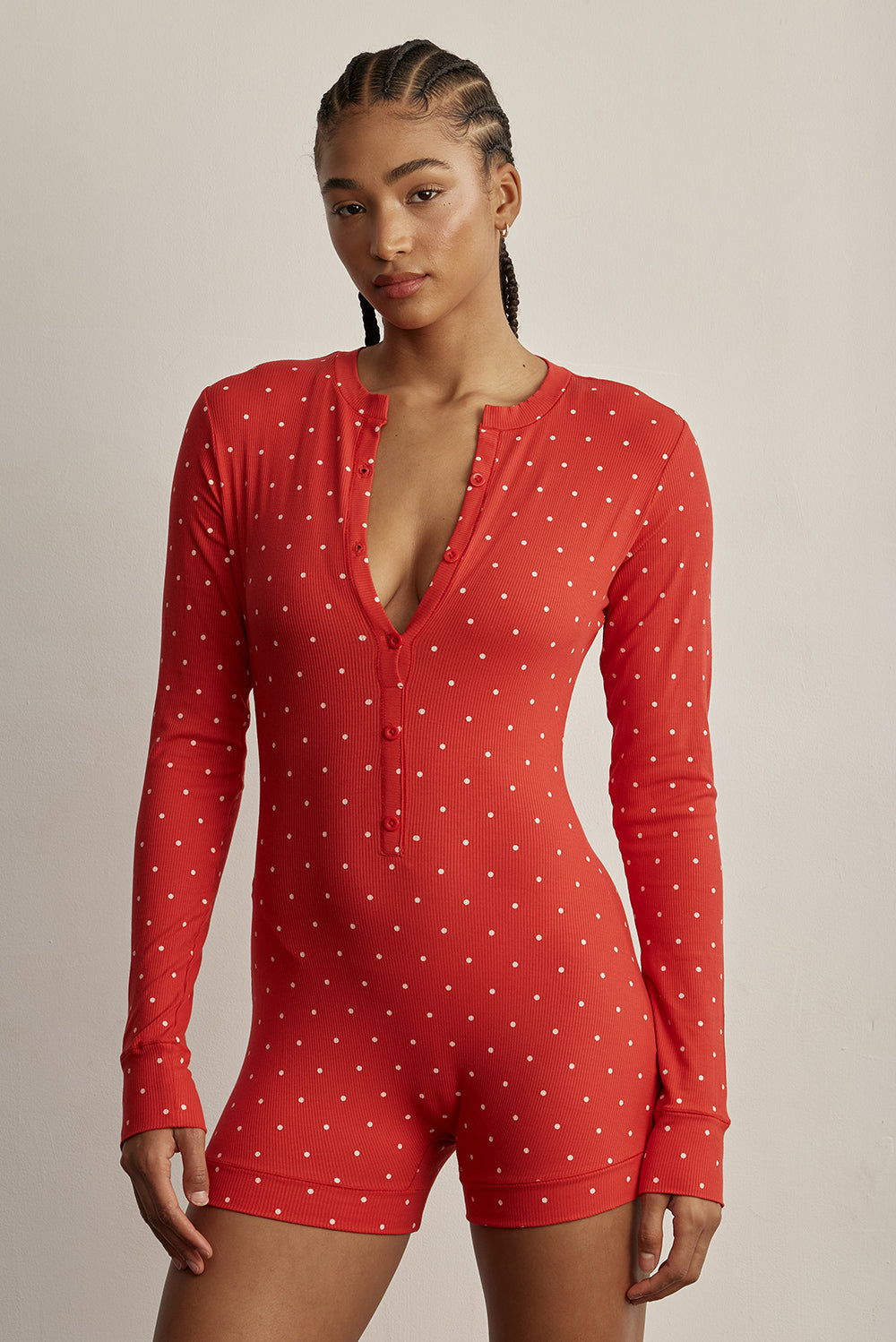 ADEL'S WORLD אוברול קצר מפסי ריב מנוקד לנשיםאוברול מחמיא ונשי בגזרת שורטס, עשוי בד ריב רך ונעים למגע. העיצוב כולל שרוולים ארוכים, הדפס נקודות עדין וכפתורים קדמיים המאפשרים התאמה אישית של המפתח. הגזרה הצמודה מדגישה את קווי הגוף ויוצרת לוק אלגנטי עם קריצה יומיומית.מושלם ללבישה בבית או לבילוי קז’ואל.שרוולים ארוכים.כפתורים קדמיים.הדפס נקודות ורוד על בסיס גוון אדום.אורך קצר וללא טיקטקים או פתח.