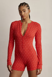 ADEL'S WORLD אוברול קצר מפסי ריב מנוקד לנשיםאוברול מחמיא ונשי בגזרת שורטס, עשוי בד ריב רך ונעים למגע. העיצוב כולל שרוולים ארוכים, הדפס נקודות עדין וכפתורים קדמיים המאפשרים התאמה אישית של המפתח. הגזרה הצמודה מדגישה את קווי הגוף ויוצרת לוק אלגנטי עם קריצה יומיומית.מושלם ללבישה בבית או לבילוי קז’ואל.שרוולים ארוכים.כפתורים קדמיים.הדפס נקודות ורוד על בסיס גוון אדום.אורך קצר וללא טיקטקים או פתח.