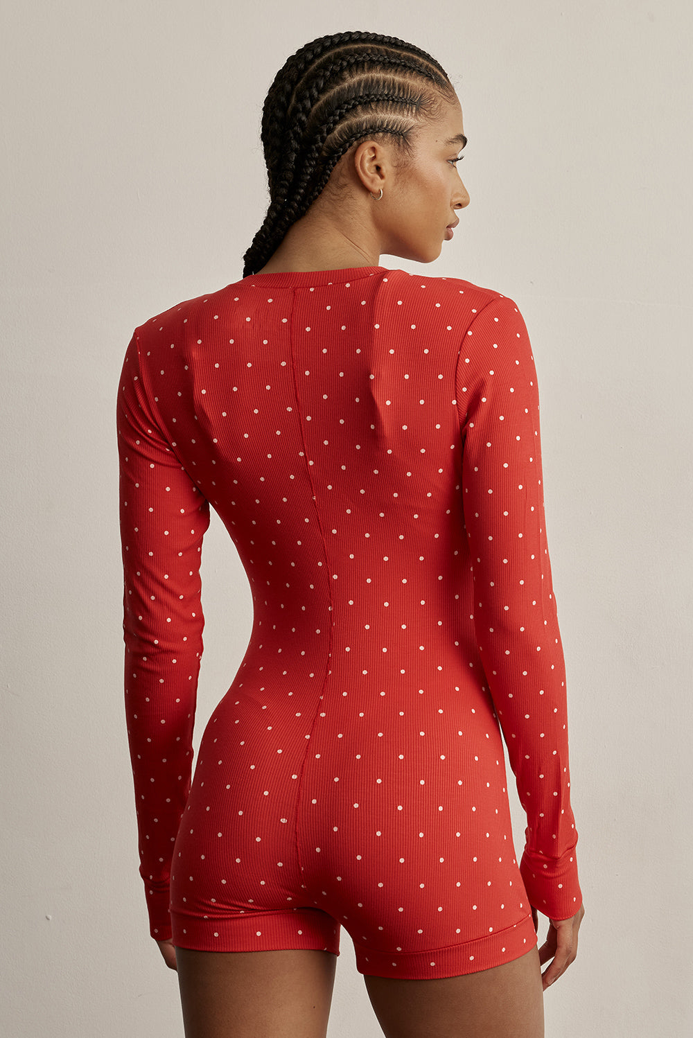 ADEL'S WORLD אוברול קצר מפסי ריב מנוקד לנשיםאוברול מחמיא ונשי בגזרת שורטס, עשוי בד ריב רך ונעים למגע. העיצוב כולל שרוולים ארוכים, הדפס נקודות עדין וכפתורים קדמיים המאפשרים התאמה אישית של המפתח. הגזרה הצמודה מדגישה את קווי הגוף ויוצרת לוק אלגנטי עם קריצה יומיומית.מושלם ללבישה בבית או לבילוי קז’ואל.שרוולים ארוכים.כפתורים קדמיים.הדפס נקודות ורוד על בסיס גוון אדום.אורך קצר וללא טיקטקים או פתח.