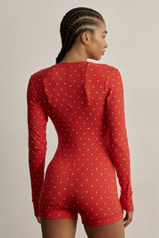 ADEL'S WORLD אוברול קצר מפסי ריב מנוקד לנשיםאוברול מחמיא ונשי בגזרת שורטס, עשוי בד ריב רך ונעים למגע. העיצוב כולל שרוולים ארוכים, הדפס נקודות עדין וכפתורים קדמיים המאפשרים התאמה אישית של המפתח. הגזרה הצמודה מדגישה את קווי הגוף ויוצרת לוק אלגנטי עם קריצה יומיומית.מושלם ללבישה בבית או לבילוי קז’ואל.שרוולים ארוכים.כפתורים קדמיים.הדפס נקודות ורוד על בסיס גוון אדום.אורך קצר וללא טיקטקים או פתח.