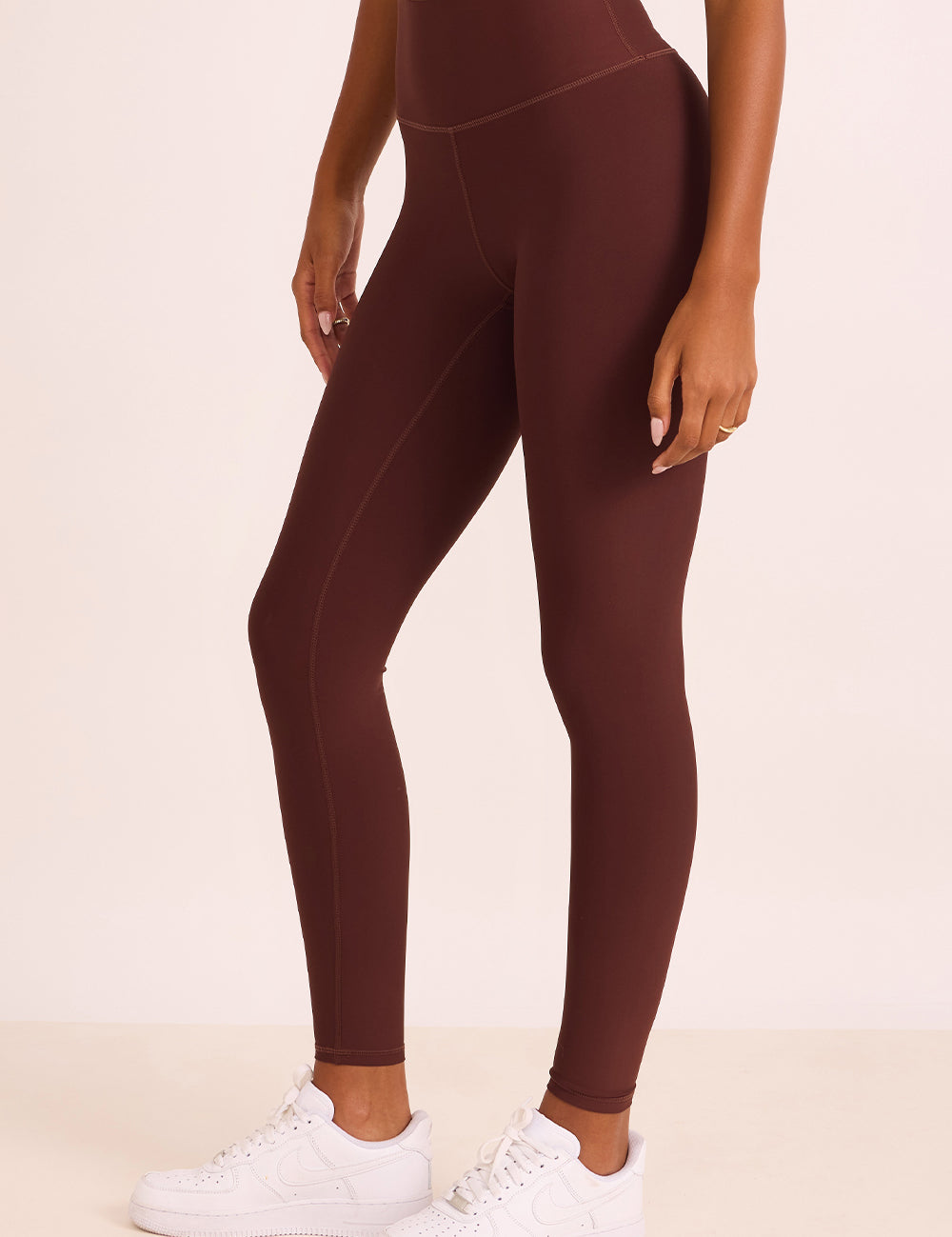 טייץ 4 כיוונים בגוון חום שוקולד חלק צדדי  