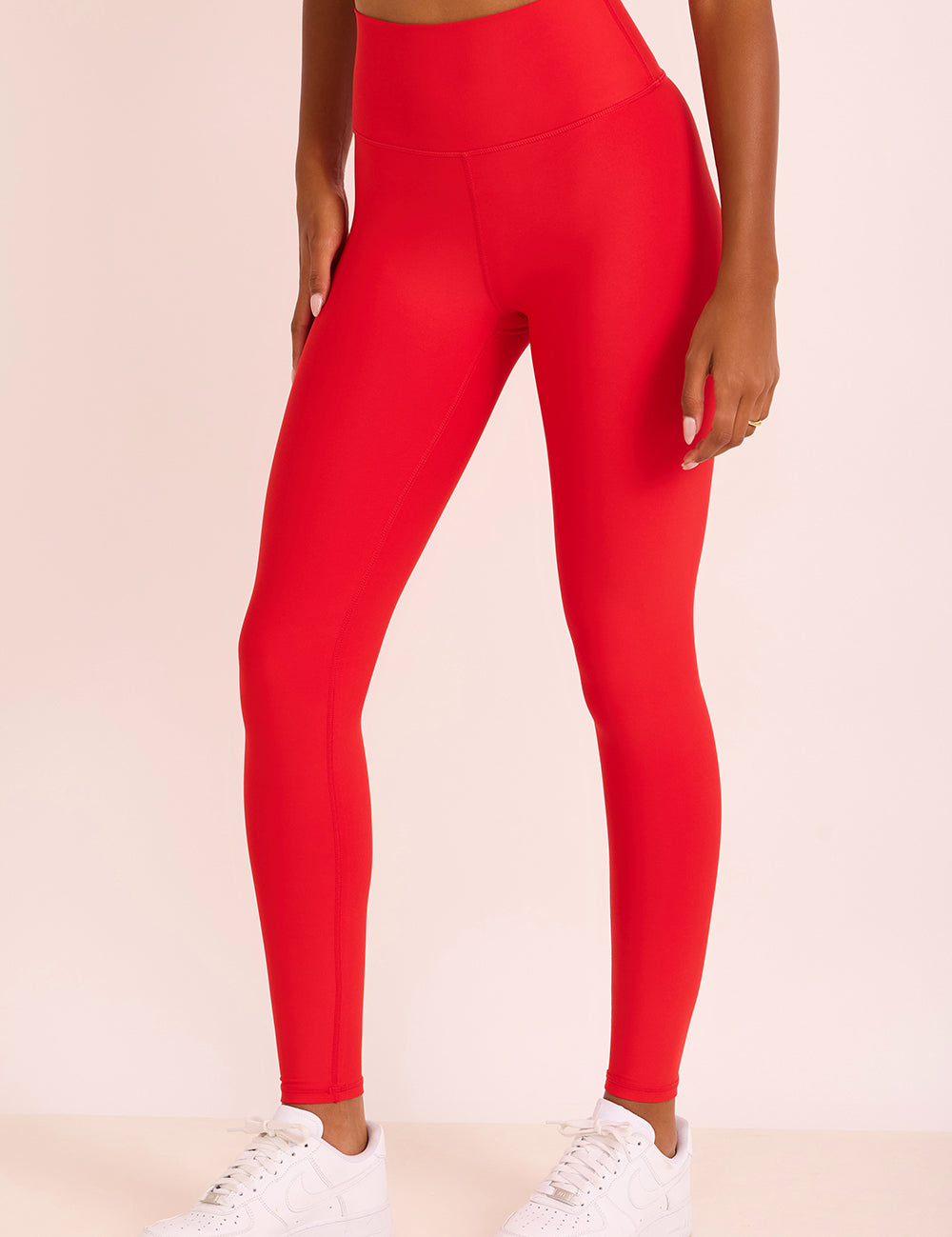 טייץ בגזרה גבוהה ארוך מבד 4 כיוונים בגוון אדום תמונה לצד 