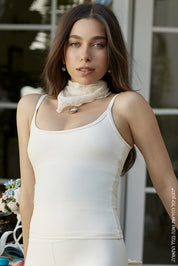 FABRIC: 4 WAY STRETCH FABRIC.גופייה מבד 4 כיוונים המתקדם, אשר מאופיין באלסטיות ניכרת לאורך כל ארבעת הצירים הראשיים, הבגד עוקב בצורה מושלמת אחר תנועות הגוף ומבטיח חופש פעולה מירבי.גזרה קלאסית, מעט ארוכה.הגופייה בשילוב שכבה פנימית וריפוד נשלף. לוגו Z בגב הפריט.הגופייה בשילוב רצועות מתכווננות בגב הפריט.גוון שמנת (פחות אטום).