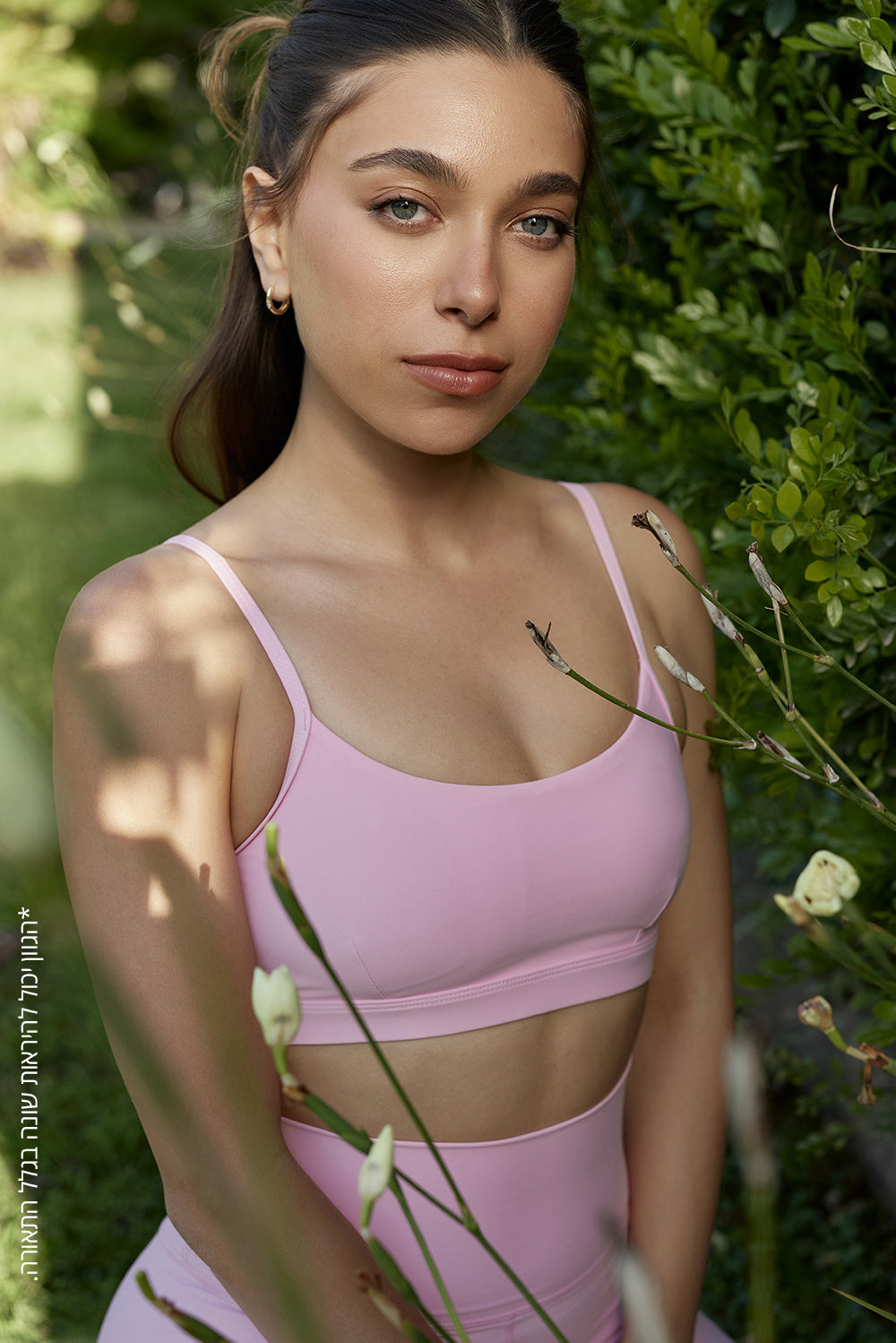 FABRIC: 4 WAY STRETCH FABRIC.טופ מבד 4 כיוונים המתקדם ביותר שלנו, אשר מאופיין באלסטיות ניכרת לאורך כל ארבעת הצירים הראשיים, הבגד עוקב בצורה מושלמת אחר תנועות הגוף ומבטיח חופש פעולה מירבי.גזרה קלאסית קצרה ומחמיאההטופ בשילוב רצועות מתכווננות בגב הטופ.הטופ בשילוב ריפוד נשלף.גוון ורוד.