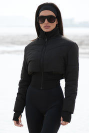 ADEL'S WORLDמעיל בשילוב רוכסן מלא.המעיל בשילוב של בד חלק בסיומת. שילוב של כיס פנימי.מקום לאגודל בסיומת השרוול.לוגו Z בגב הפריט תואם לגוון הפריט.גוון שחור.לתשומת לבך, המעיל מסוג בד שונה ולכן לא תהיה התאמה מלאה בגוון לפריטי הספורט.