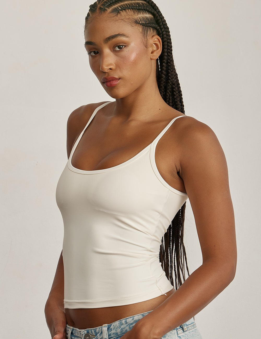 FABRIC: 4 WAY STRETCH FABRIC.גופייה מבד 4 כיוונים המתקדם, אשר מאופיין באלסטיות ניכרת לאורך כל ארבעת הצירים הראשיים, הבגד עוקב בצורה מושלמת אחר תנועות הגוף ומבטיח חופש פעולה מירבי.גזרה קלאסית, מעט ארוכה.הגופייה בשילוב שכבה פנימית וריפוד נשלף. לוגו Z בגב הפריט.הגופייה בשילוב רצועות מתכווננות בגב הפריט.גוון שמנת (פחות אטום).