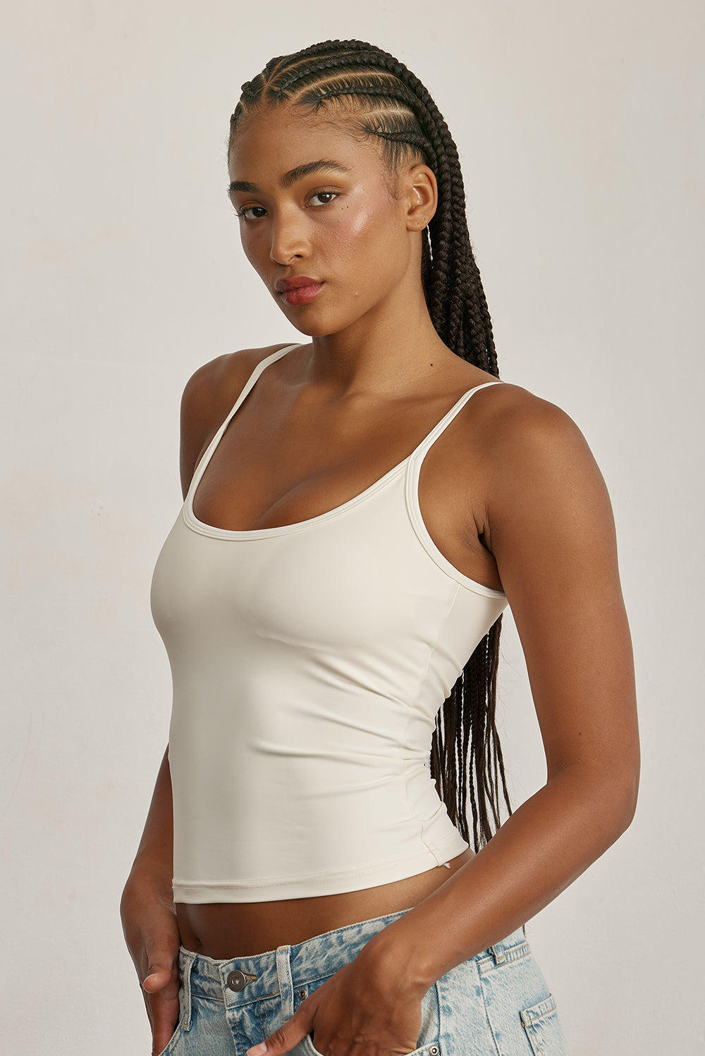 FABRIC: 4 WAY STRETCH FABRIC.גופייה מבד 4 כיוונים המתקדם, אשר מאופיין באלסטיות ניכרת לאורך כל ארבעת הצירים הראשיים, הבגד עוקב בצורה מושלמת אחר תנועות הגוף ומבטיח חופש פעולה מירבי.גזרה קלאסית, מעט ארוכה.הגופייה בשילוב שכבה פנימית וריפוד נשלף. לוגו Z בגב הפריט.הגופייה בשילוב רצועות מתכווננות בגב הפריט.גוון שמנת (פחות אטום).
