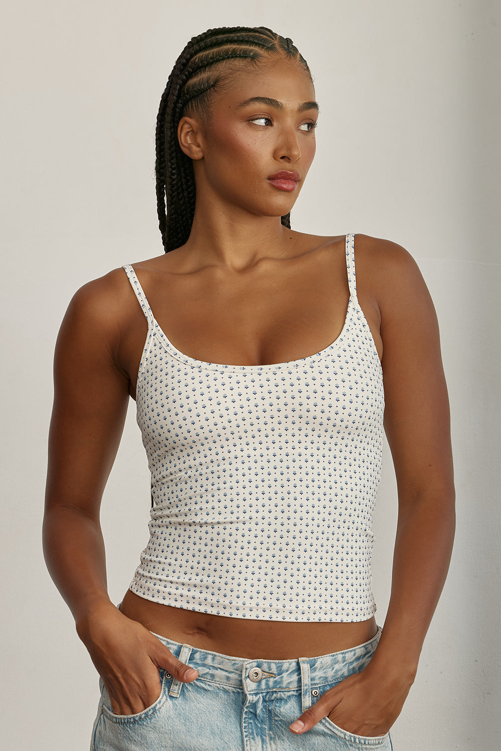 FABRIC: 4 WAY STRETCH FABRIC.גופייה מבד 4 כיוונים המתקדם, אשר מאופיין באלסטיות ניכרת לאורך כל ארבעת הצירים הראשיים, הבגד עוקב בצורה מושלמת אחר תנועות הגוף ומבטיח חופש פעולה מירבי.גזרה קלאסית, מעט ארוכה.הגופייה בשילוב שכבה פנימית וריפוד נשלף. לוגו Z בגב הפריט.הגופייה בשילוב רצועות מתכווננות בגב הפריט.דפוס פרחוני כחול ברקע שמנת.